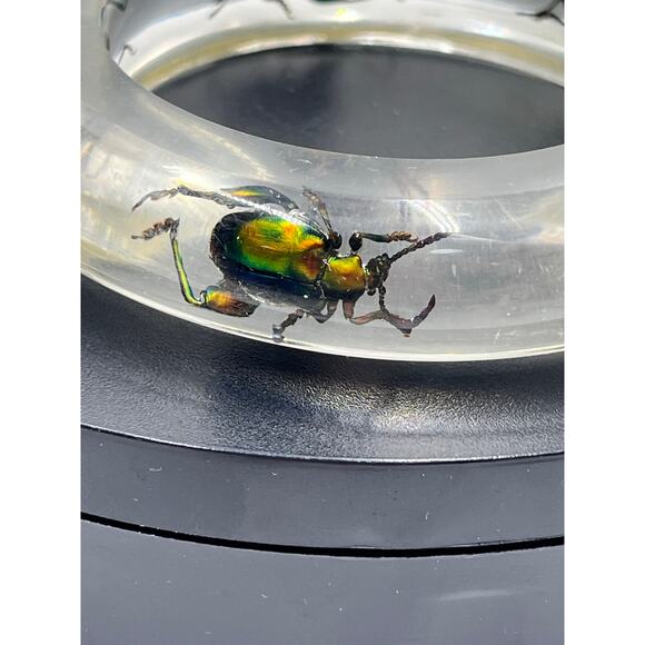 Vintage 1960s Clear Lucite Green Iridescent Beetle Weevil Bangle Bracelet - Picture 6 of 12